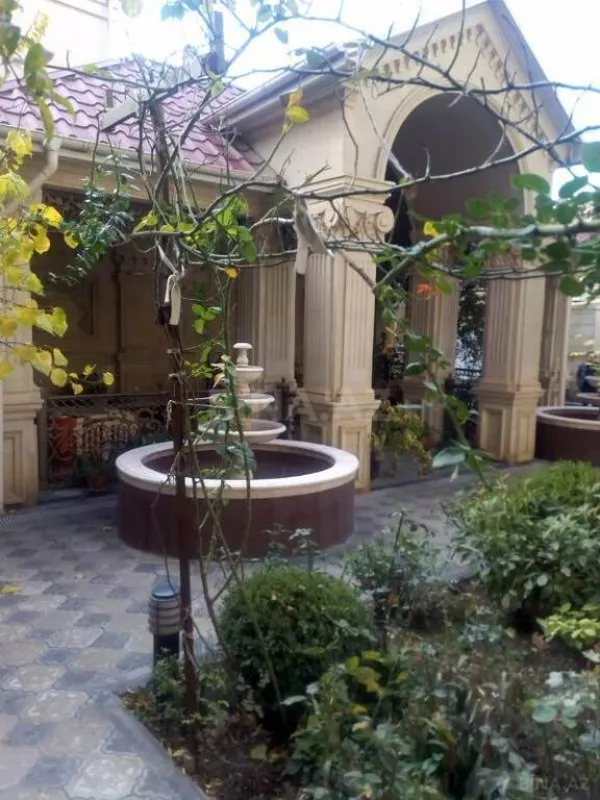 Satılır 9 otaqlı həyət evi 800 m²