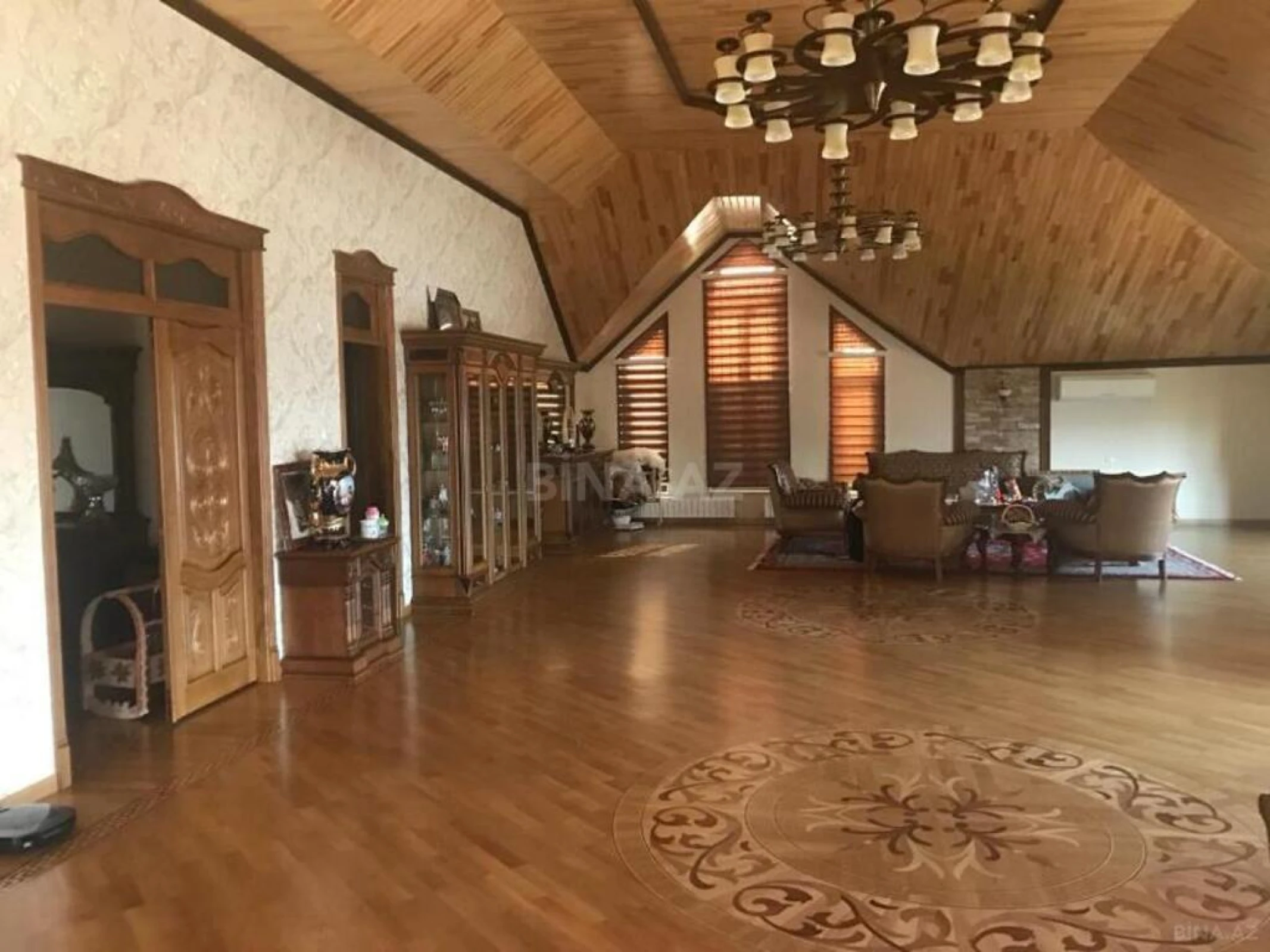 Satılır 9 otaqlı həyət evi 800 m²