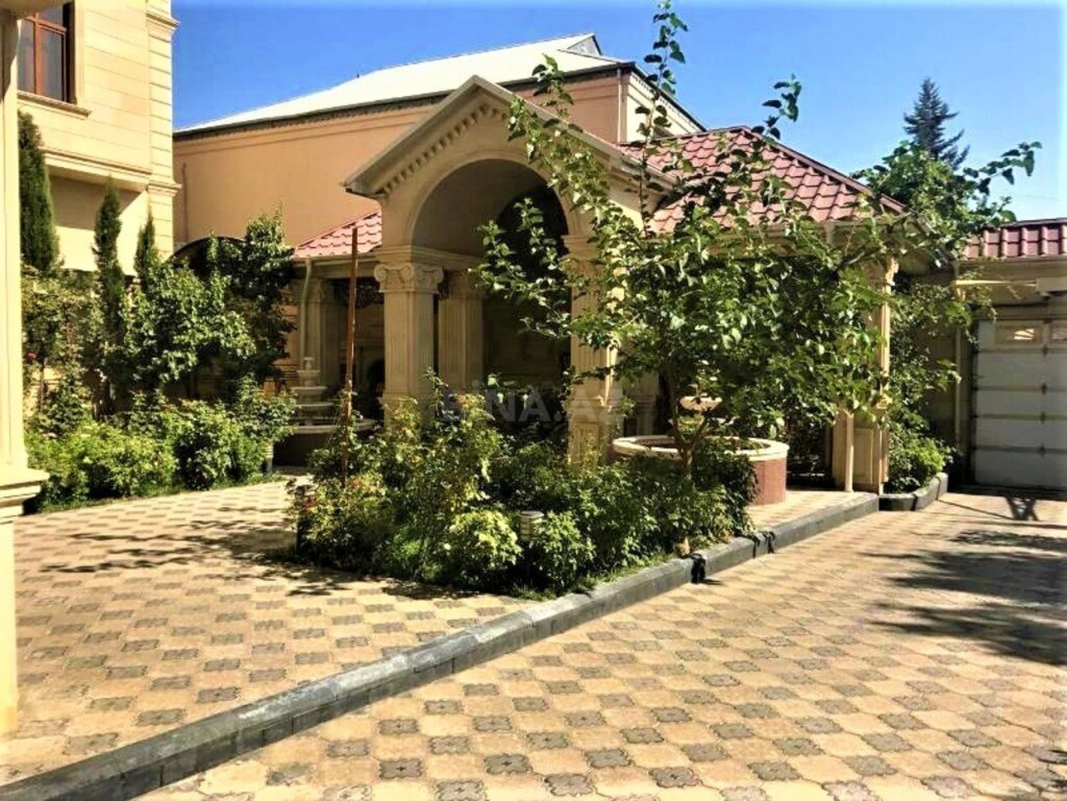 Satılır 9 otaqlı həyət evi 800 m²