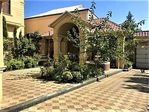 Satılır 9 otaqlı həyət evi 800 m²