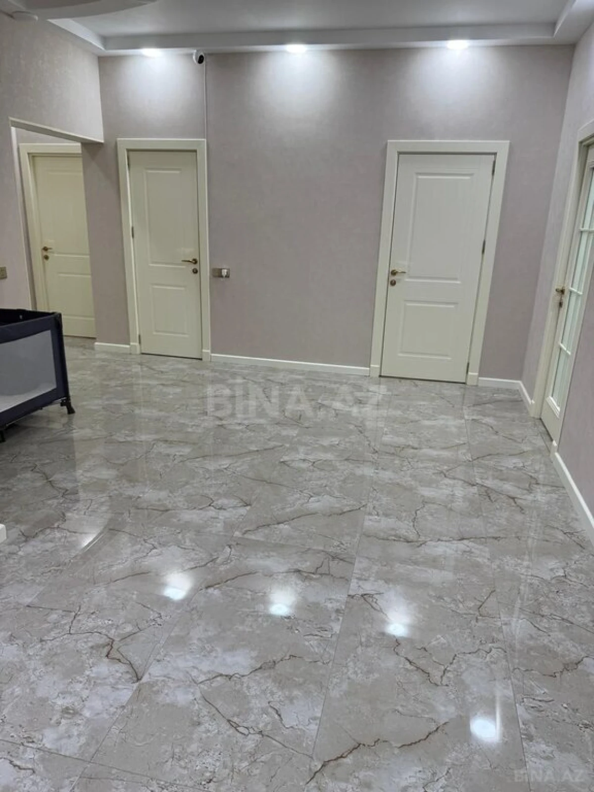 Satılır 4 otaqlı mənzil 178 m²