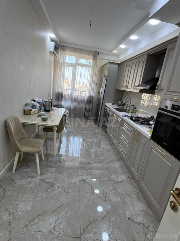 Satılır 4 otaqlı mənzil 178 m²