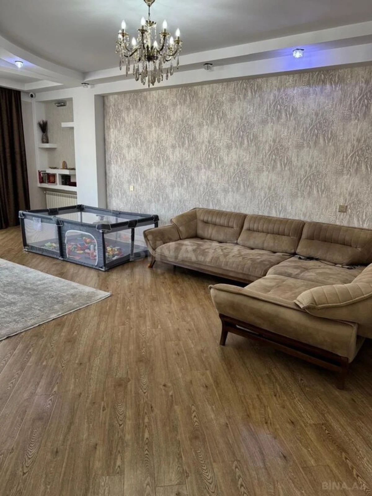 Satılır 4 otaqlı mənzil 178 m²