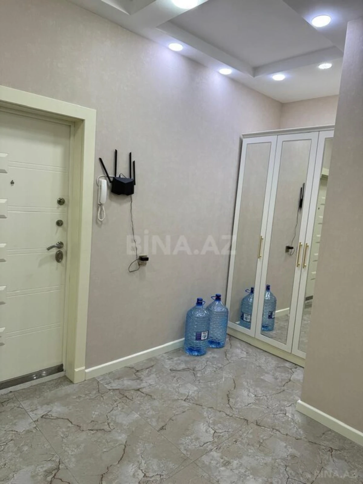 Satılır 4 otaqlı mənzil 178 m²