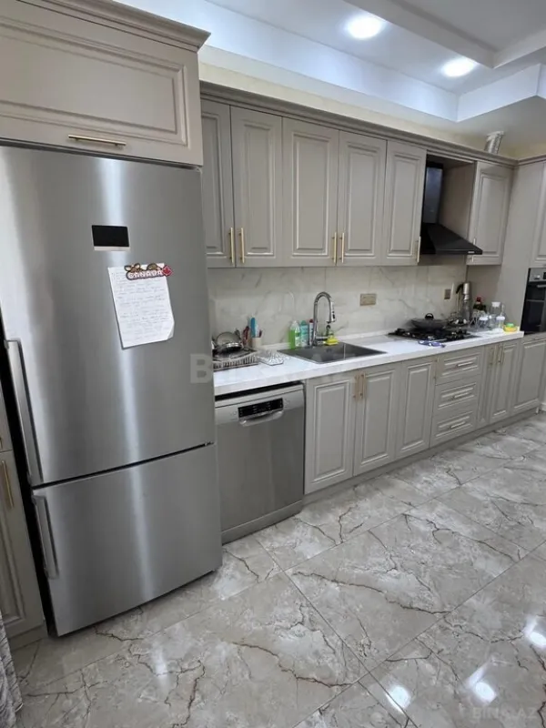 Satılır 4 otaqlı mənzil 178 m²