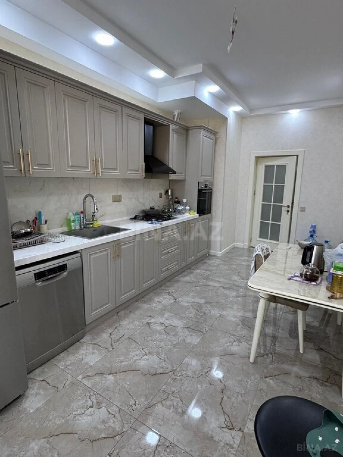 Satılır 4 otaqlı mənzil 178 m²