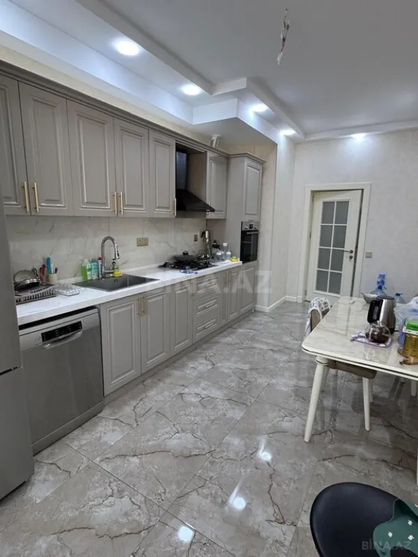 Satılır 4 otaqlı mənzil 178 m²