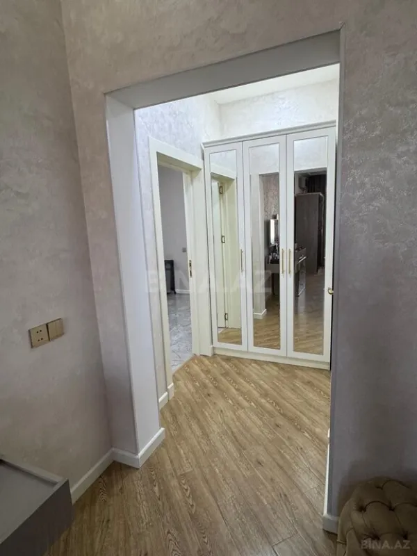 Satılır 4 otaqlı mənzil 178 m²