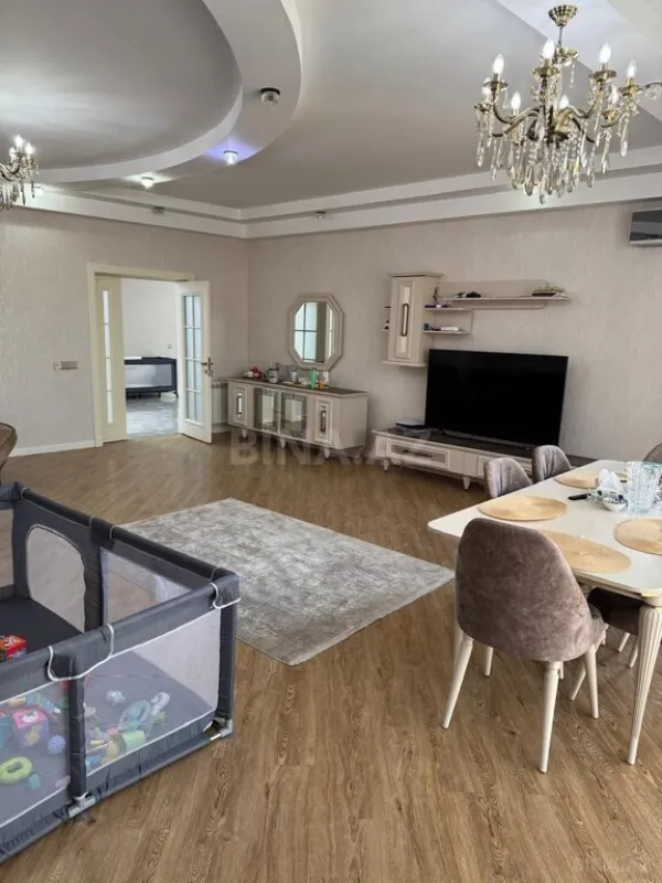 Satılır 4 otaqlı mənzil 178 m²