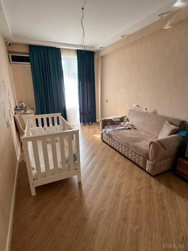 Satılır 4 otaqlı mənzil 178 m²