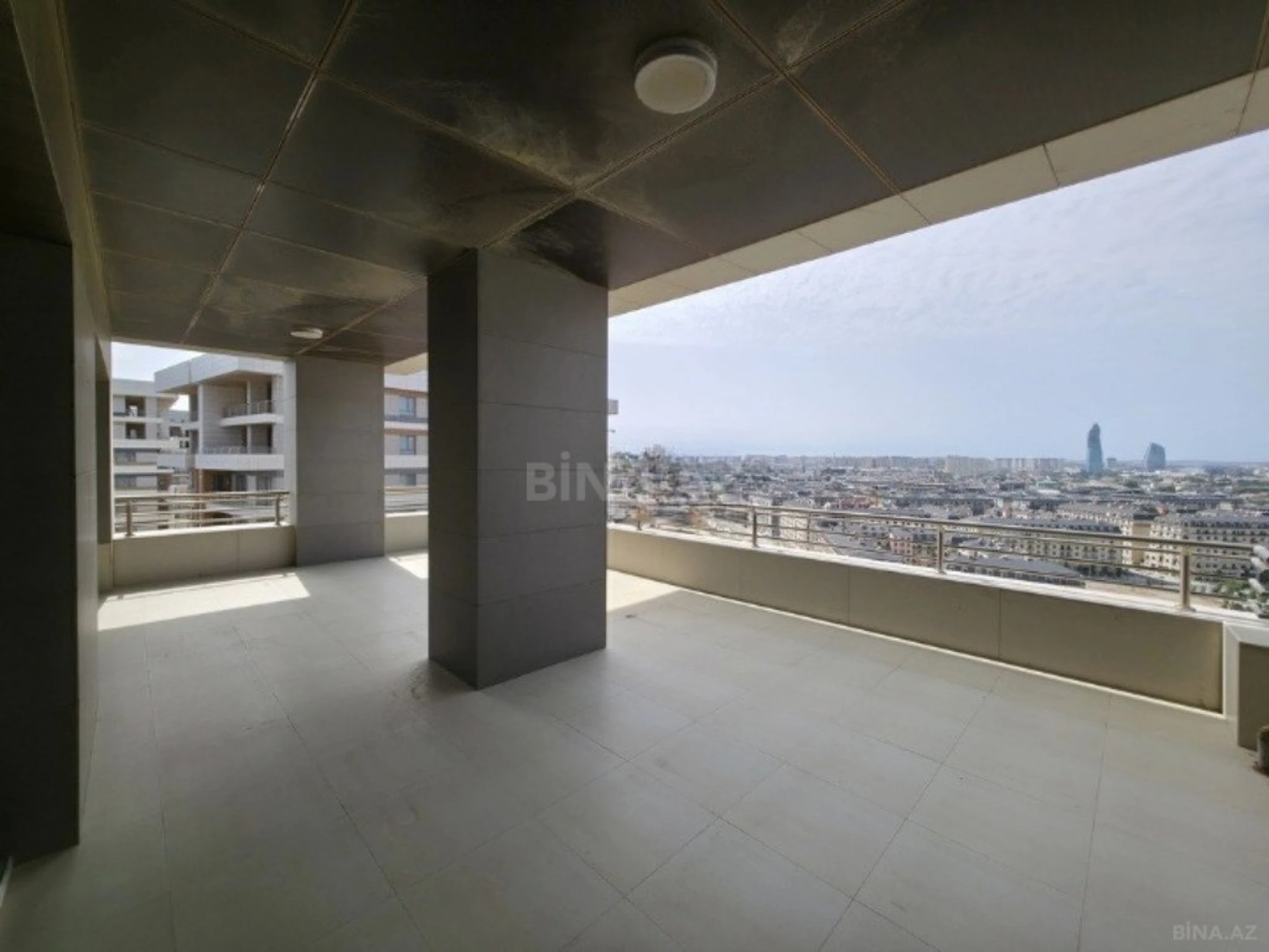 Satılır 4 otaqlı mənzil 324 m²