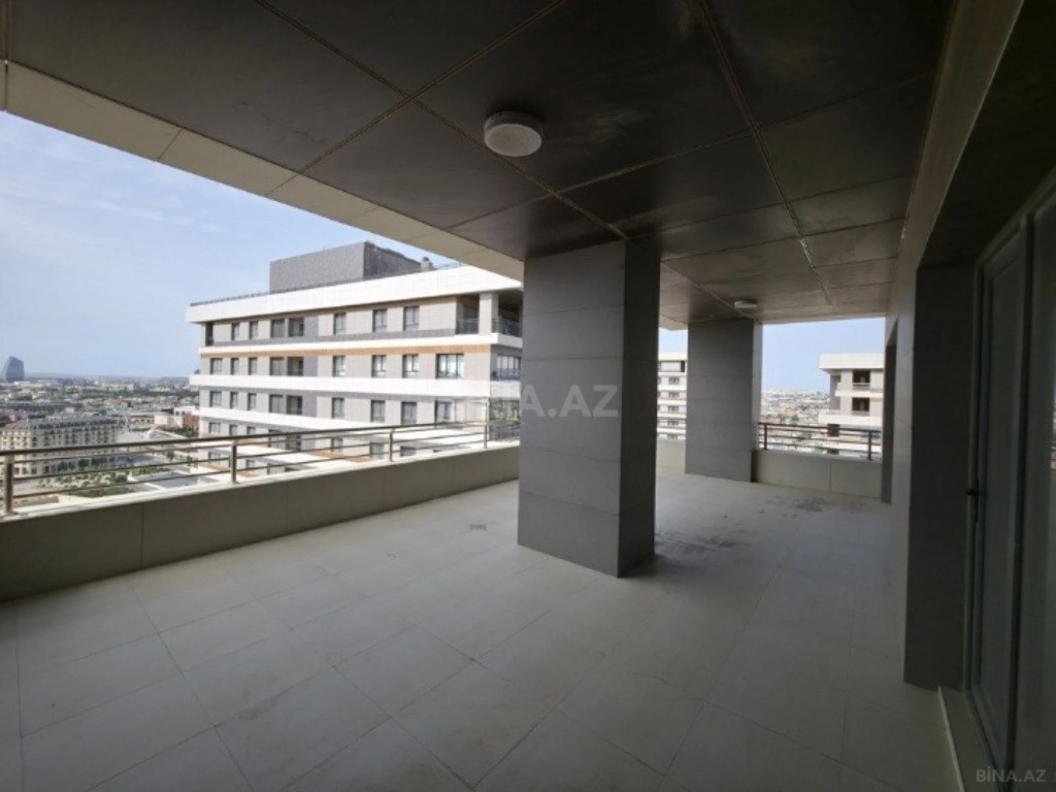Satılır 4 otaqlı mənzil 324 m²