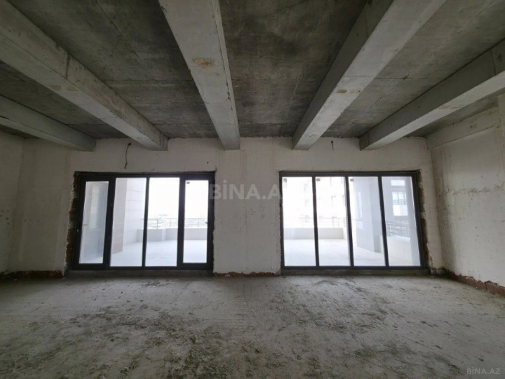 Satılır 4 otaqlı mənzil 324 m²
