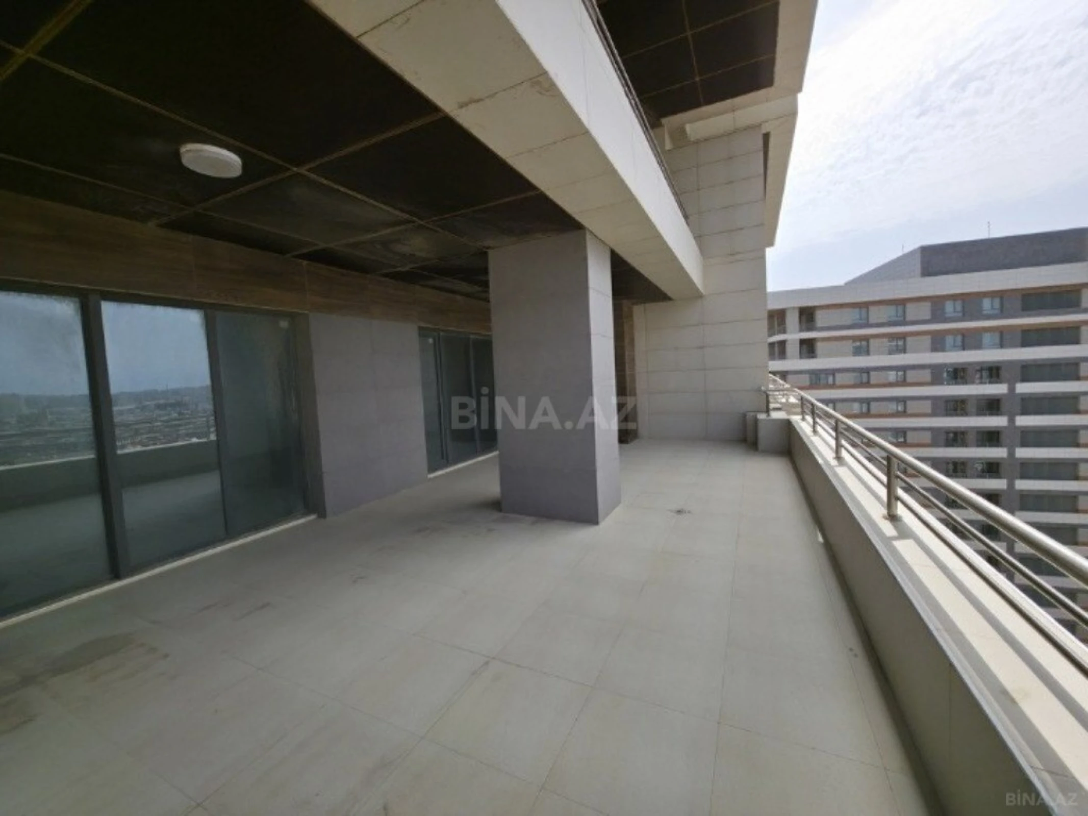 Satılır 4 otaqlı mənzil 324 m²