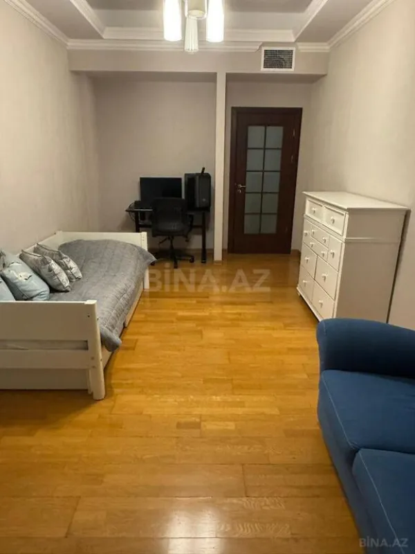 Satılır 4 otaqlı mənzil 196 m²