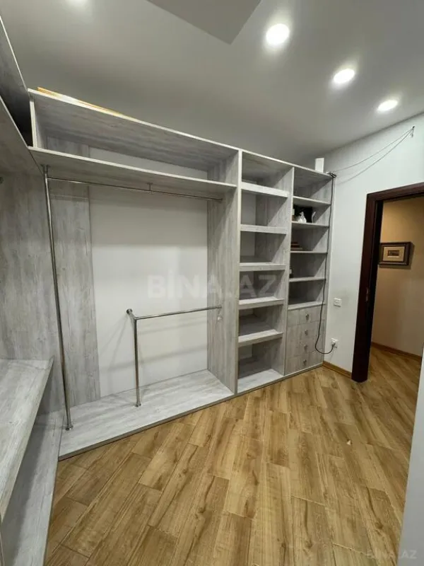 Satılır 4 otaqlı mənzil 196 m²
