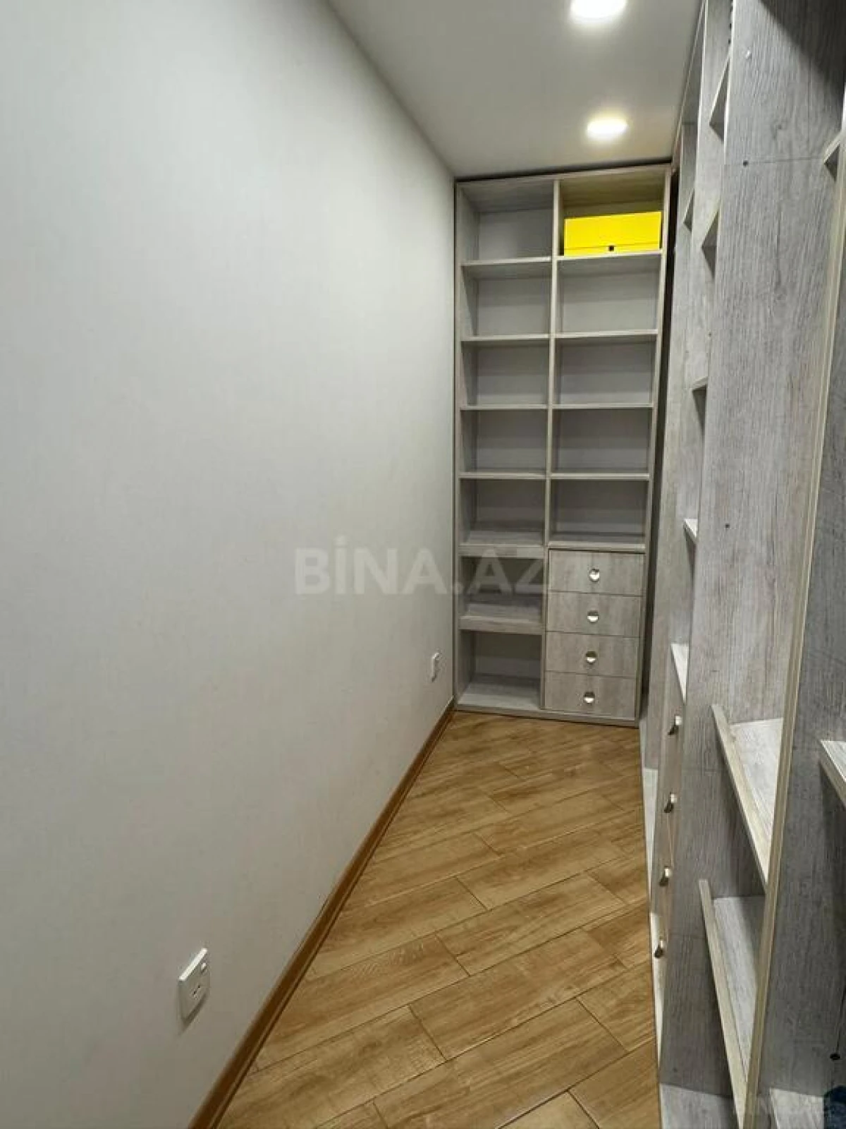 Satılır 4 otaqlı mənzil 196 m²