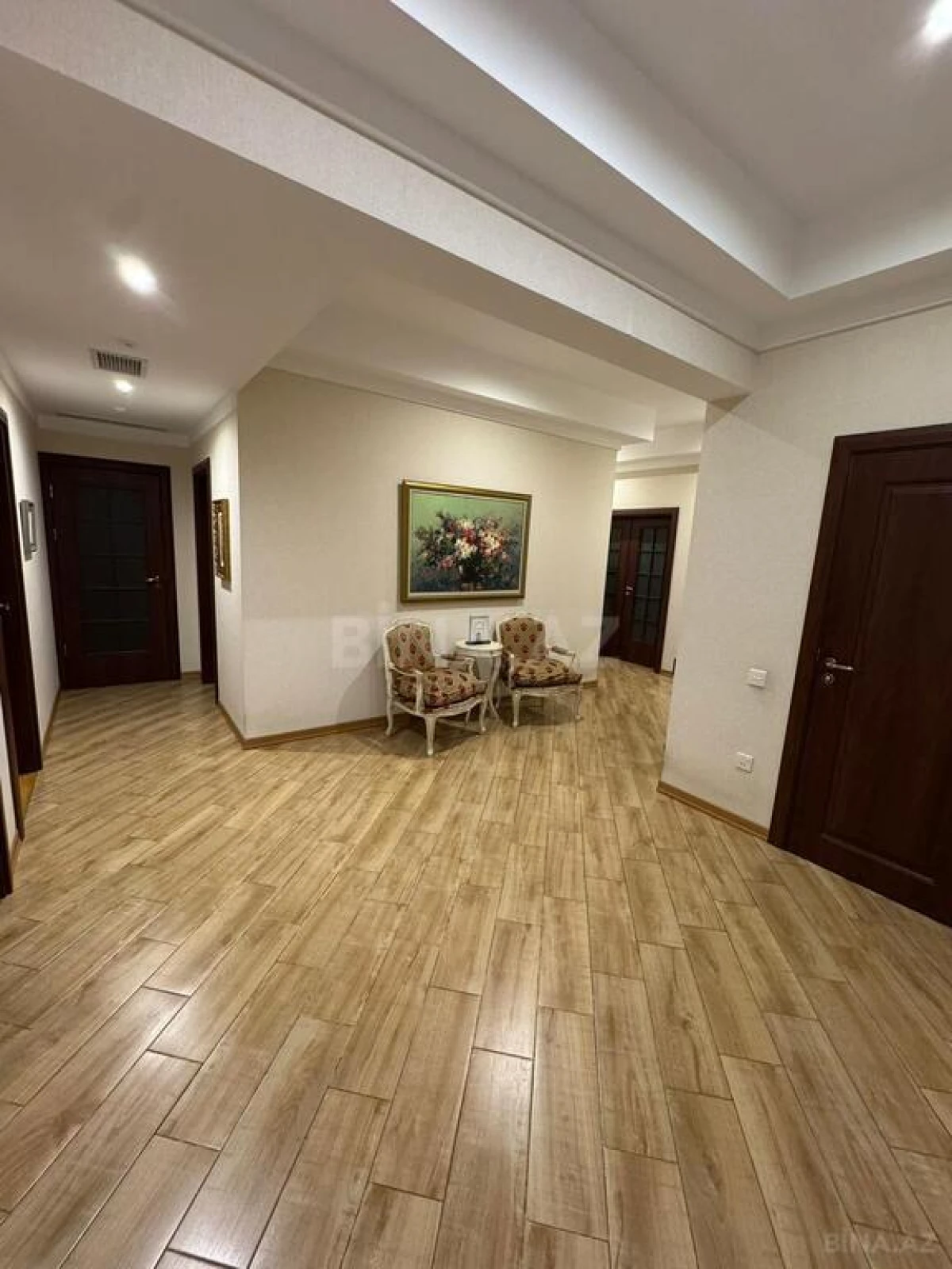 Satılır 4 otaqlı mənzil 196 m²