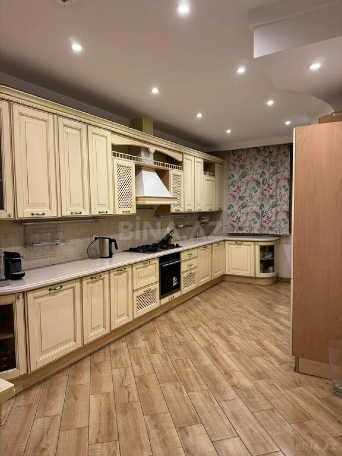 Satılır 4 otaqlı mənzil 196 m²