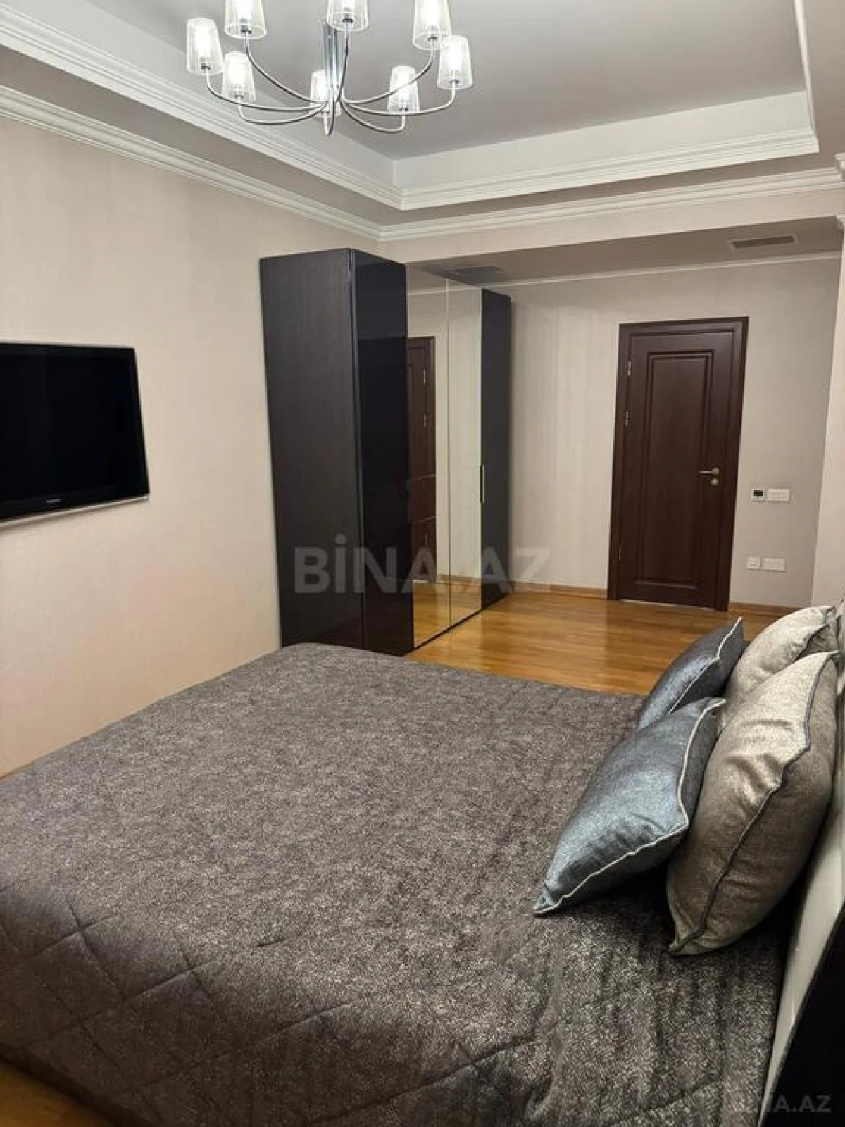 Satılır 4 otaqlı mənzil 196 m²