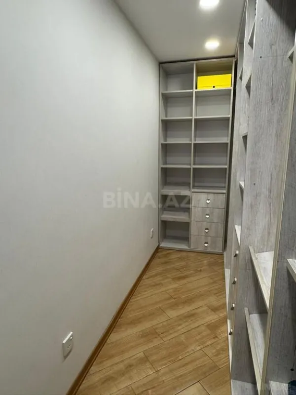 Satılır 4 otaqlı mənzil 196 m²