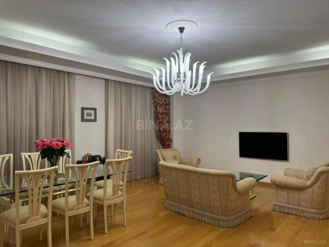 Satılır 4 otaqlı mənzil 196 m²