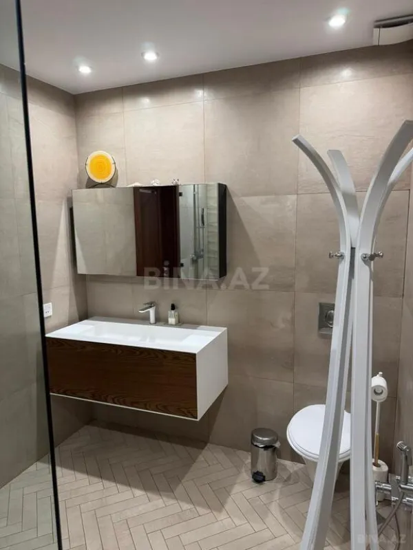 Satılır 4 otaqlı mənzil 196 m²