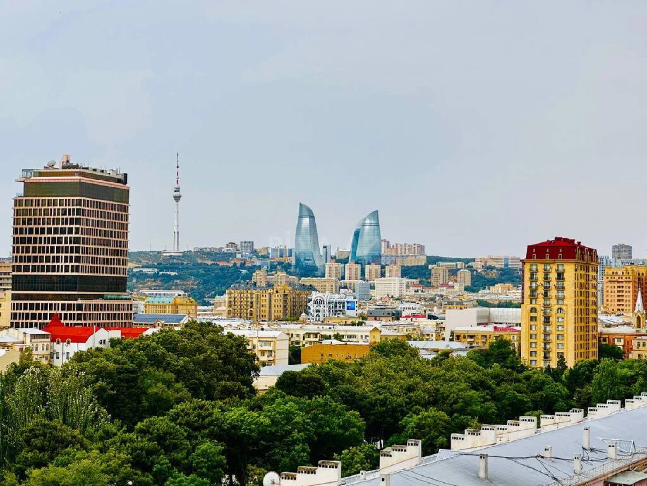 Satılır 4 otaqlı mənzil 196 m²