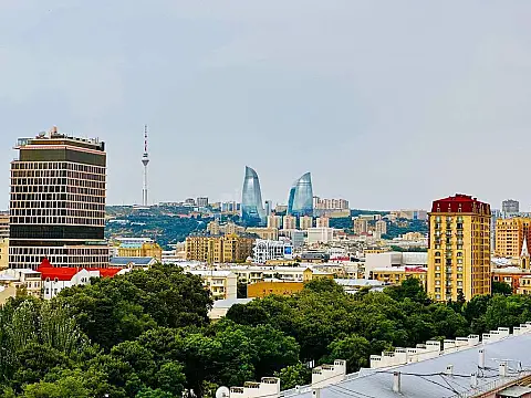 Satılır 4 otaqlı mənzil 196 m²