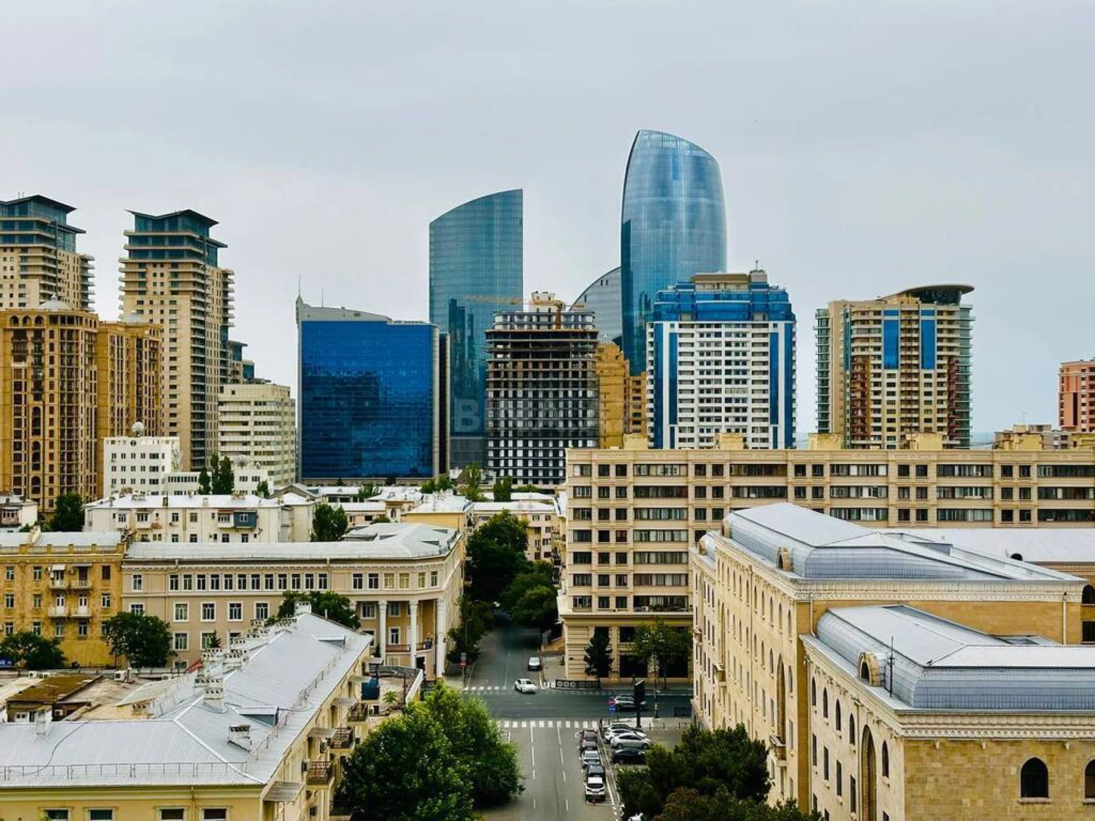 Satılır 4 otaqlı mənzil 196 m²