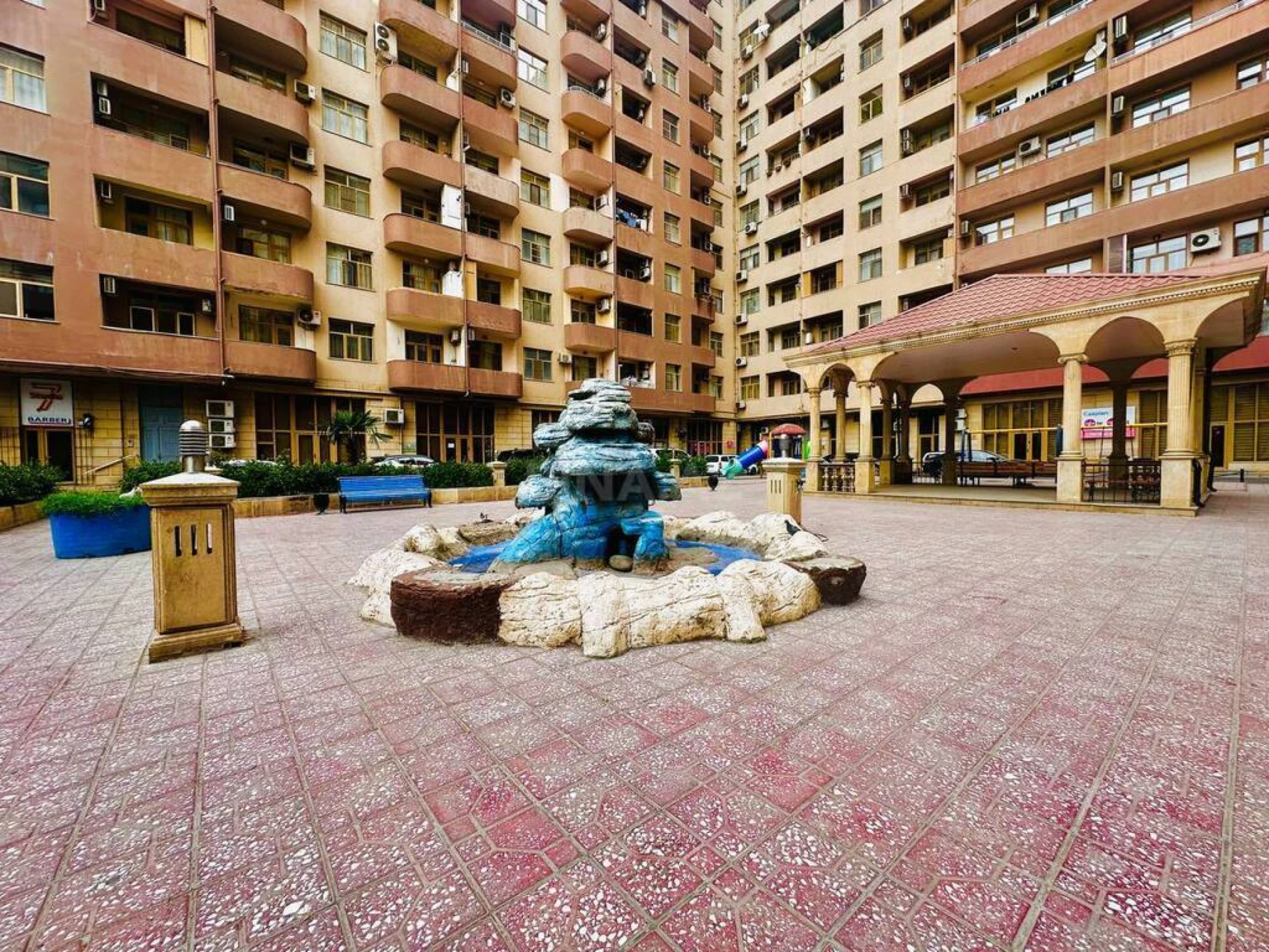 Satılır 4 otaqlı mənzil 196 m²