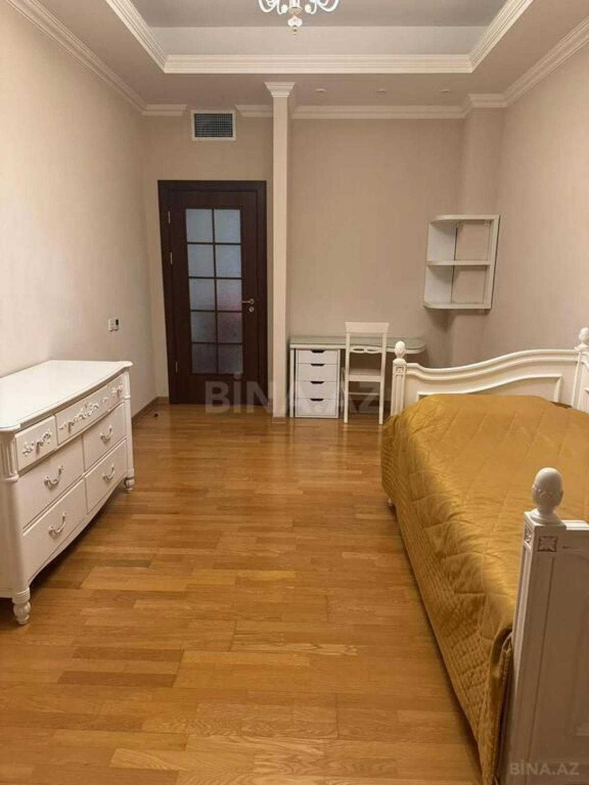 Satılır 4 otaqlı mənzil 196 m²