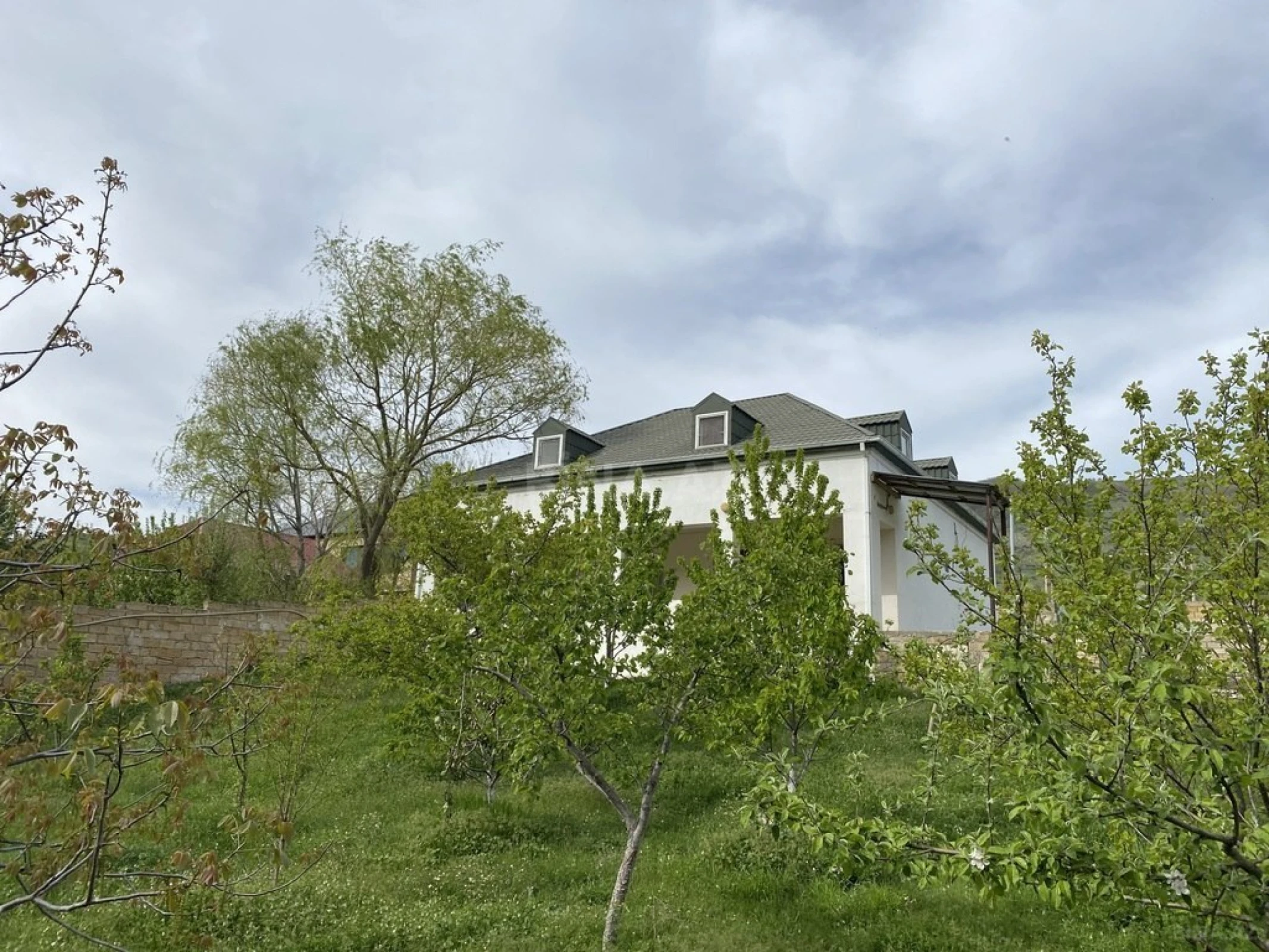 Satılır 4 otaqlı həyət evi 280 m²