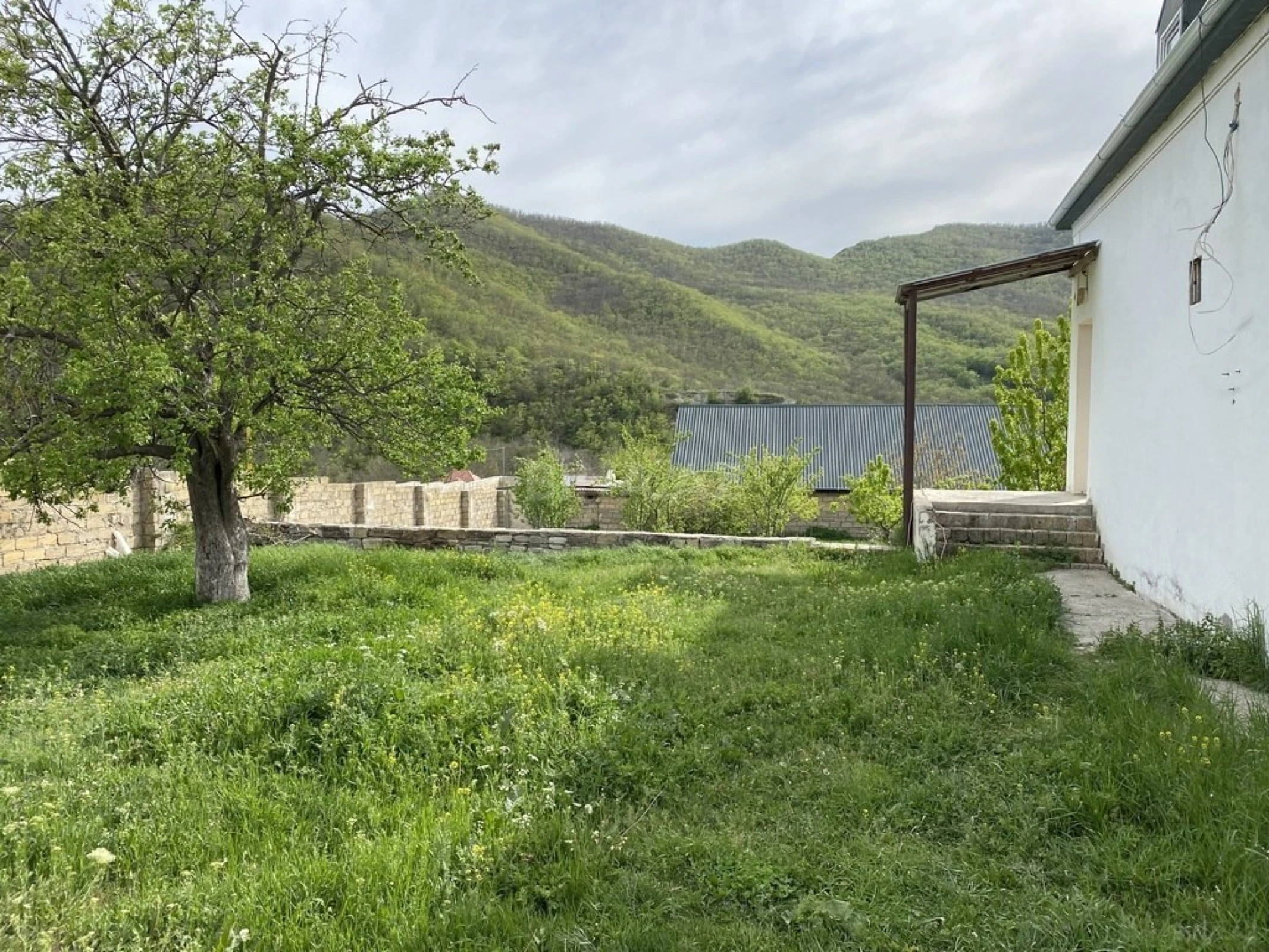 Satılır 4 otaqlı həyət evi 280 m²