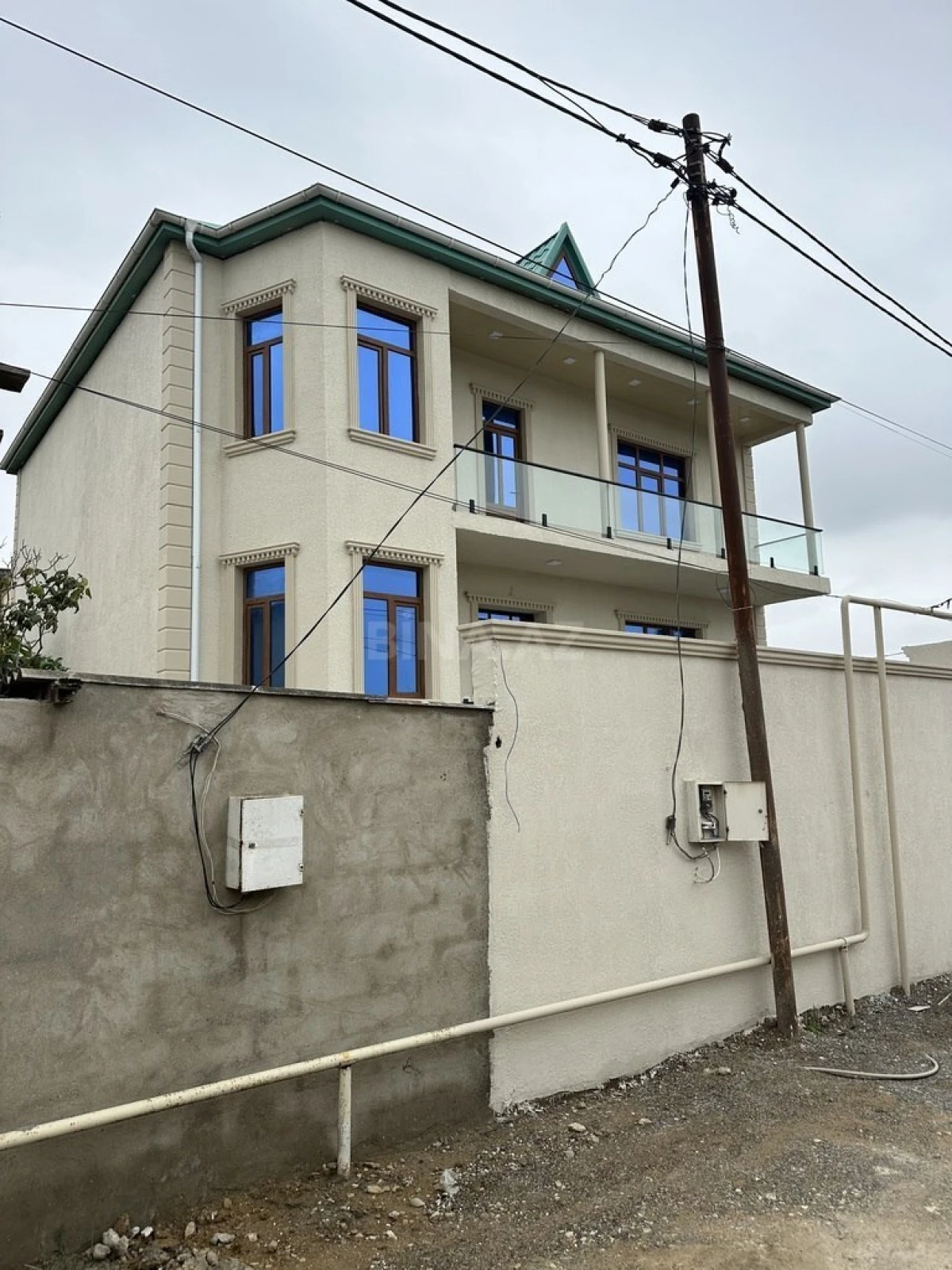 Satılır 5 otaqlı həyət evi 250 m²