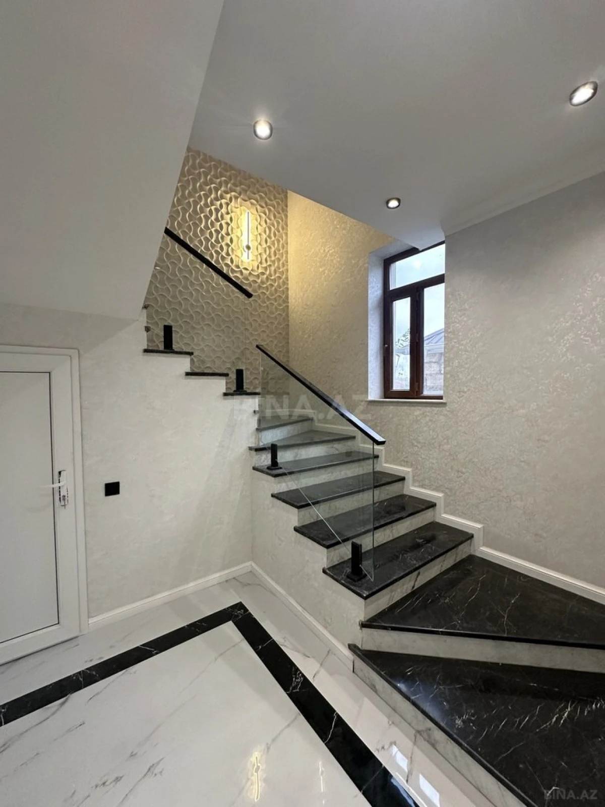 Satılır 5 otaqlı həyət evi 250 m²