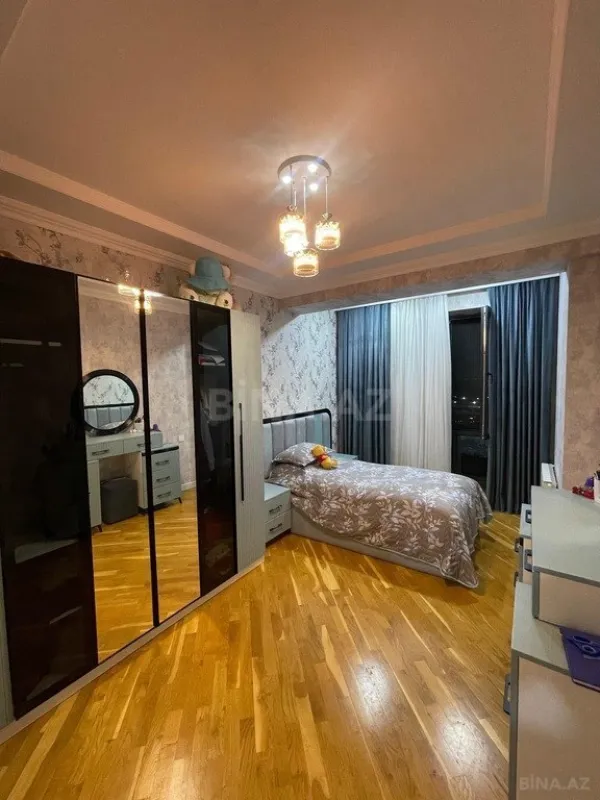 Satılır 4 otaqlı mənzil 146 m²