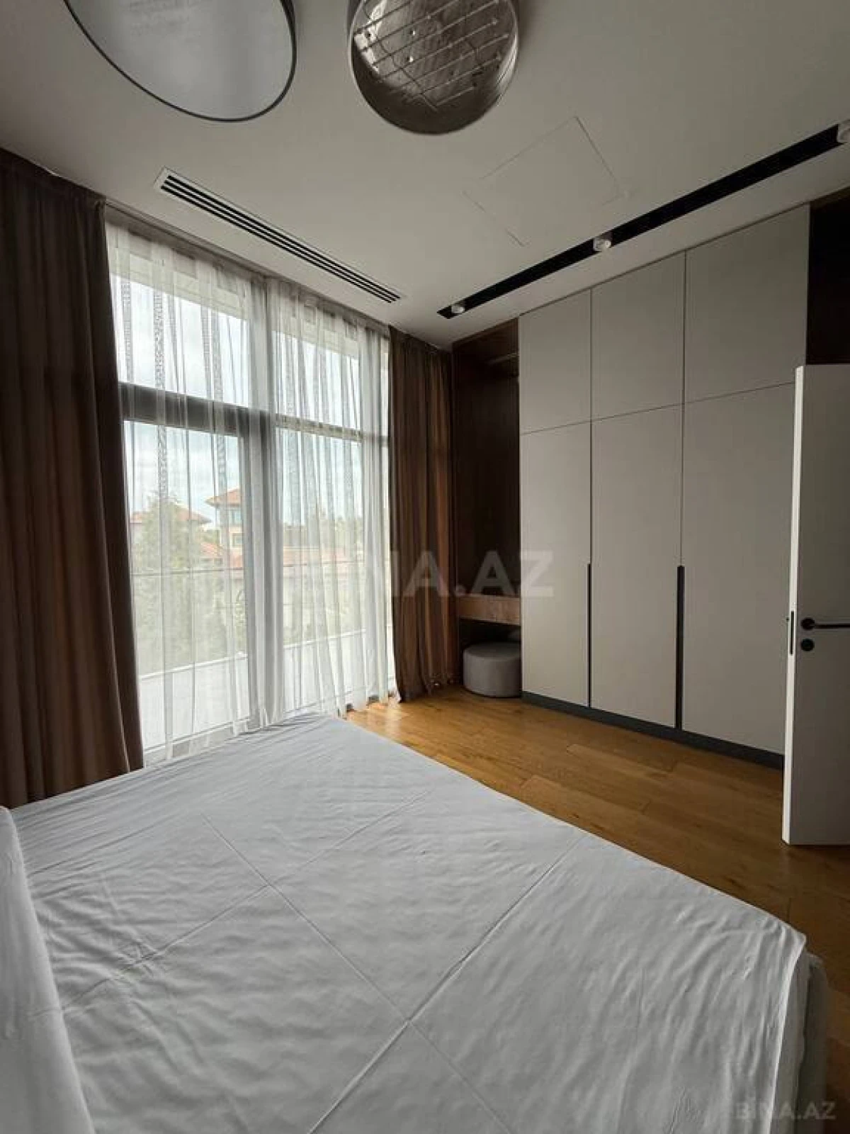 Satılır 2 otaqlı mənzil 198 m²