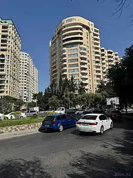 Satılır 4 otaqlı mənzil 185 m²