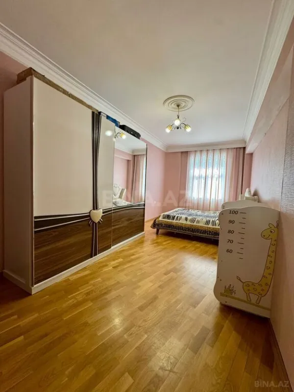 Satılır 4 otaqlı mənzil 185 m²