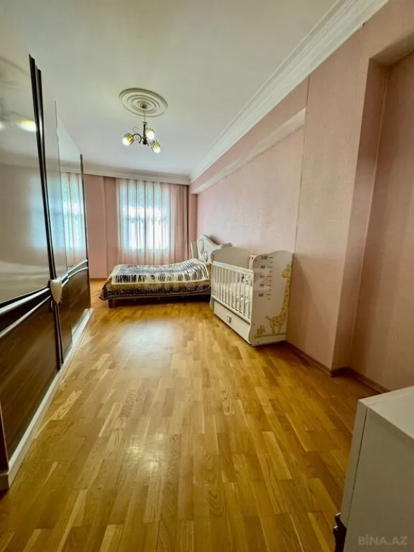 Satılır 4 otaqlı mənzil 185 m²