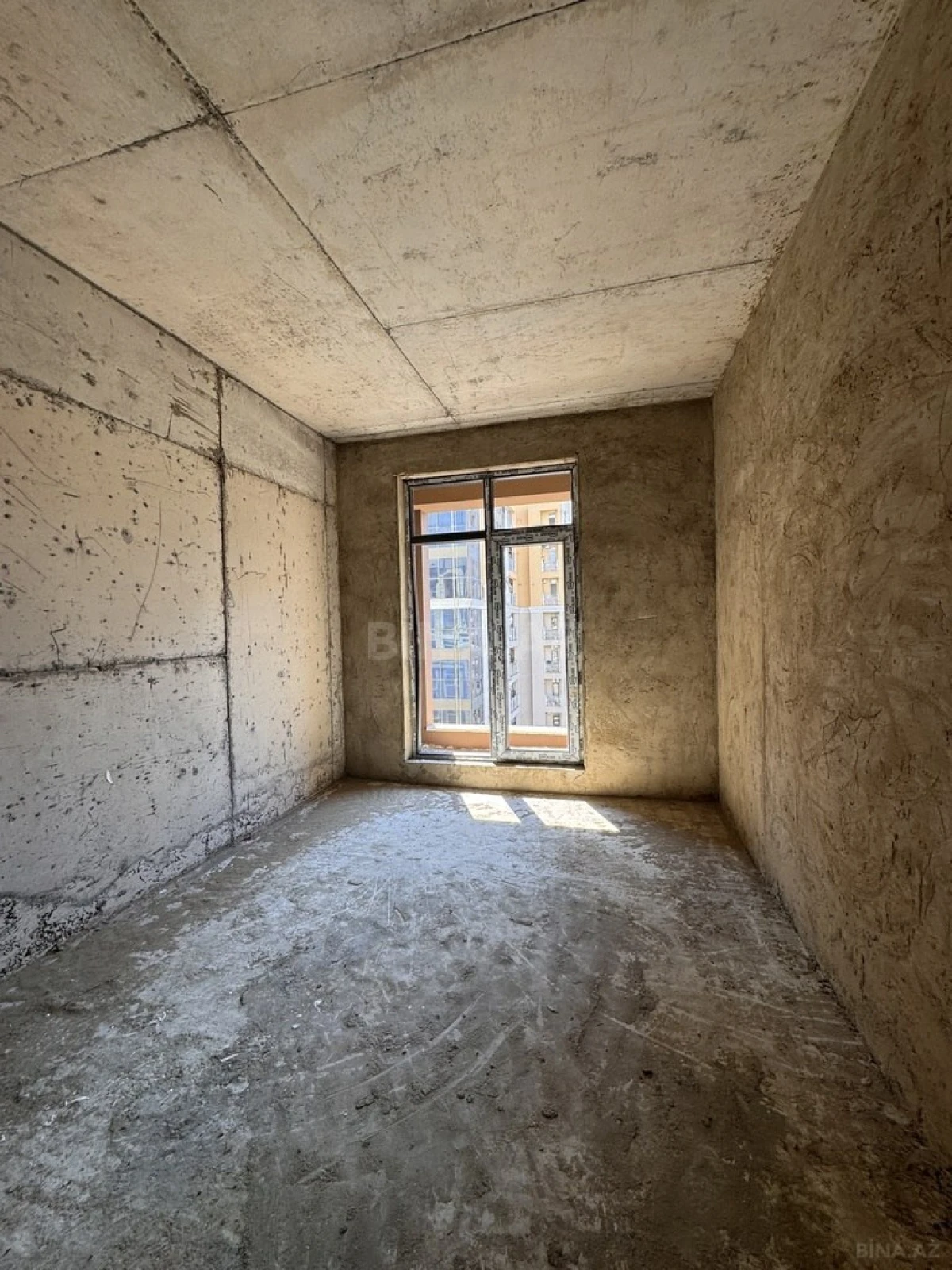 Satılır 4 otaqlı mənzil 135 m²