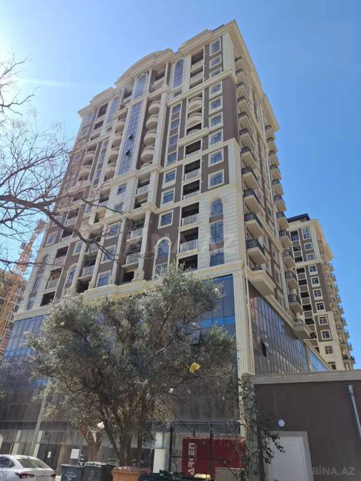 Satılır 4 otaqlı mənzil 135 m²