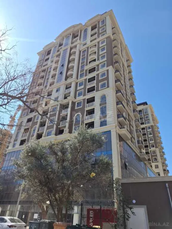 Satılır 4 otaqlı mənzil 135 m²