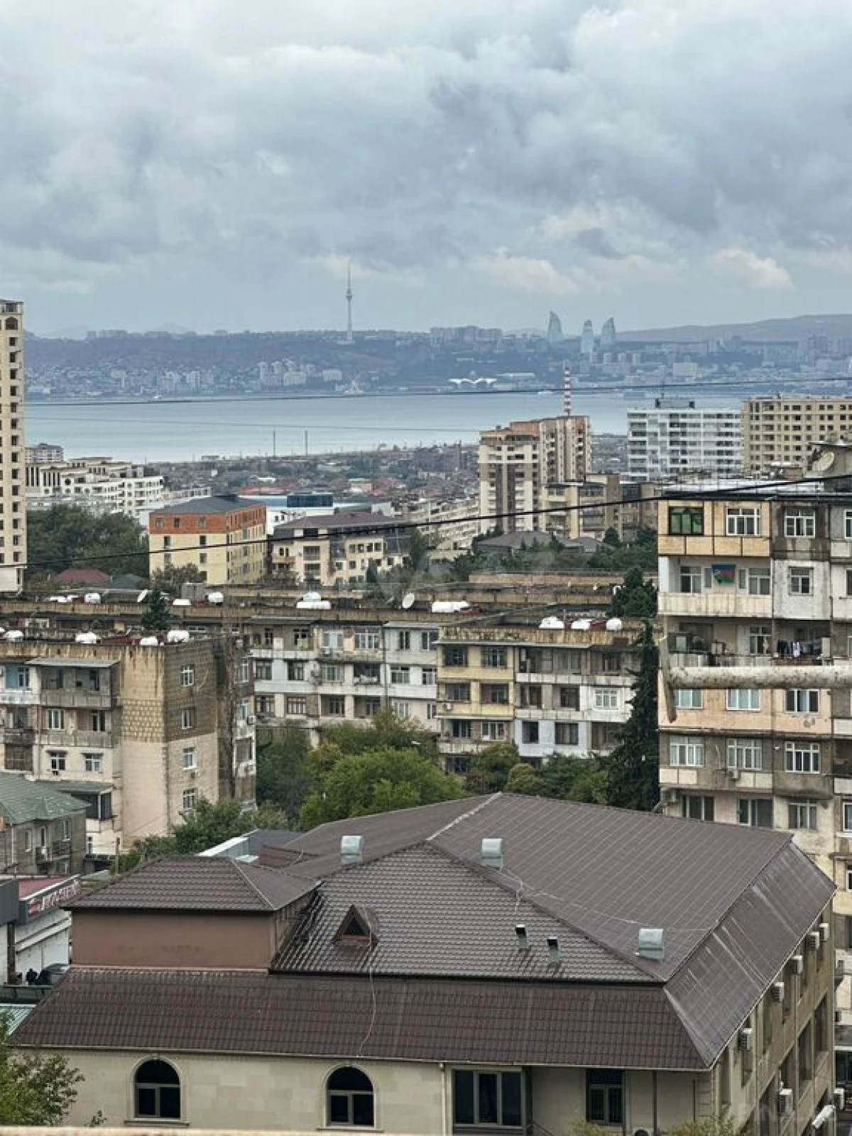 Satılır 4 otaqlı mənzil 100 m²