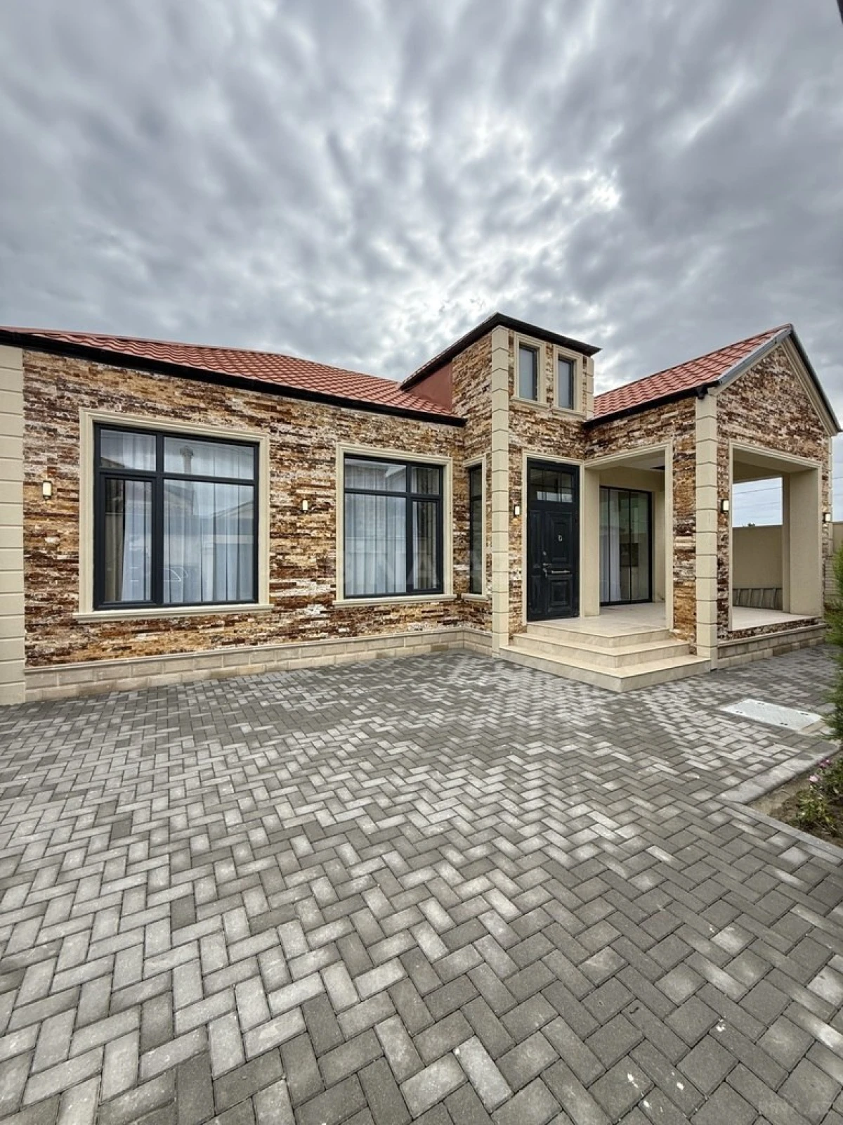 Satılır 4 otaqlı həyət evi 140 m²
