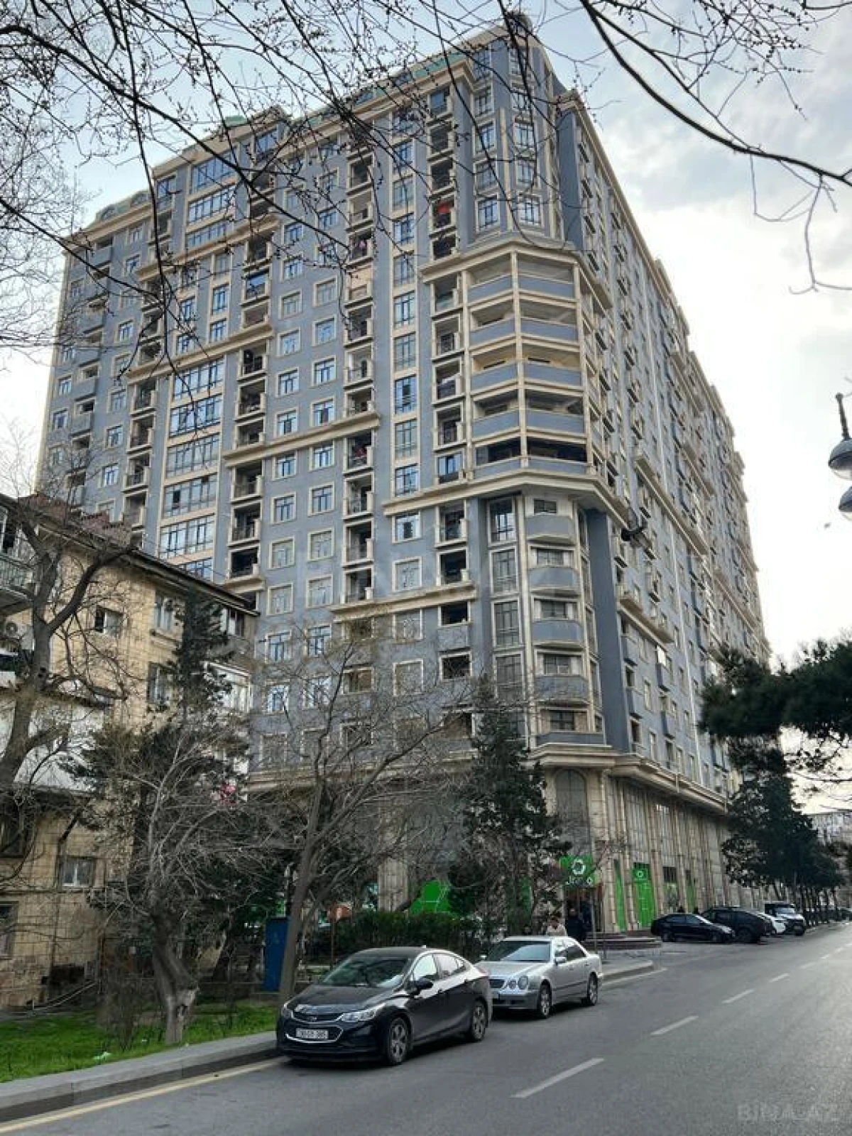 Satılır 4 otaqlı mənzil 144 m²