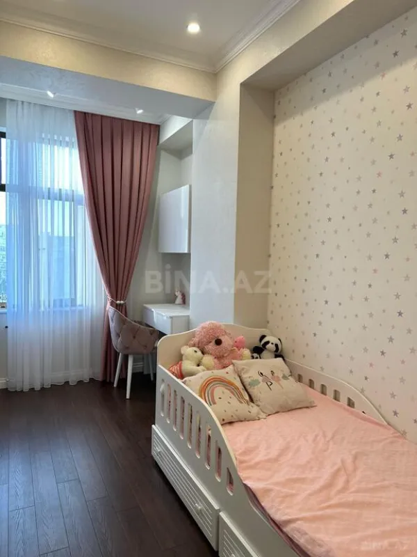 Satılır 4 otaqlı mənzil 144 m²