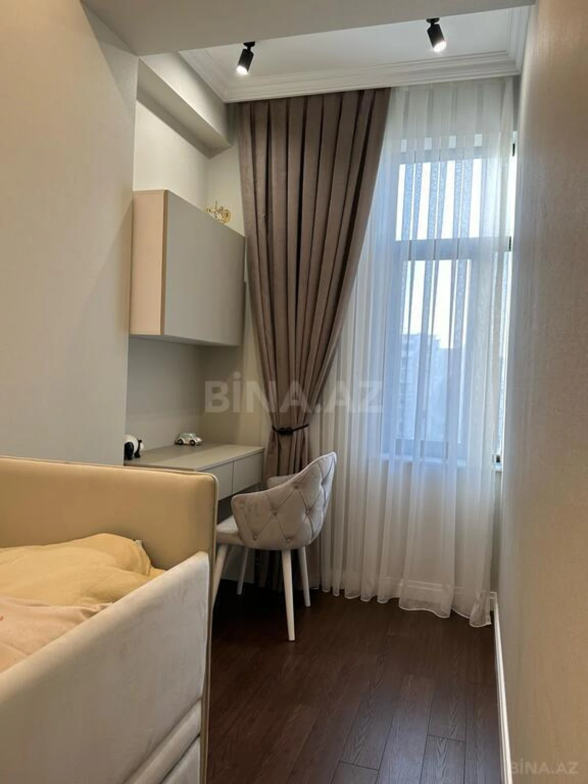 Satılır 4 otaqlı mənzil 144 m²
