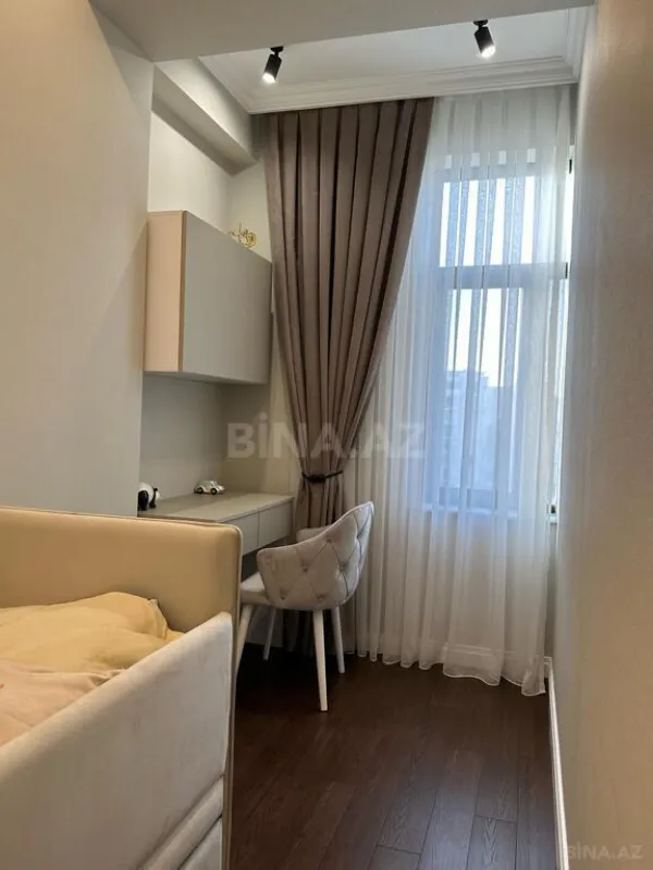 Satılır 4 otaqlı mənzil 144 m²